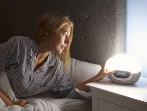 Quel est le meilleur simulateur d'aube ? femme qui se lève