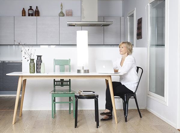 femme qui pratique une séance de luminothérapie à la maison avec une lampe de luminothérapie